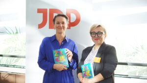 Anna Matusiak-Wekiera i Jolanta Liżewska na tle logo JDP.